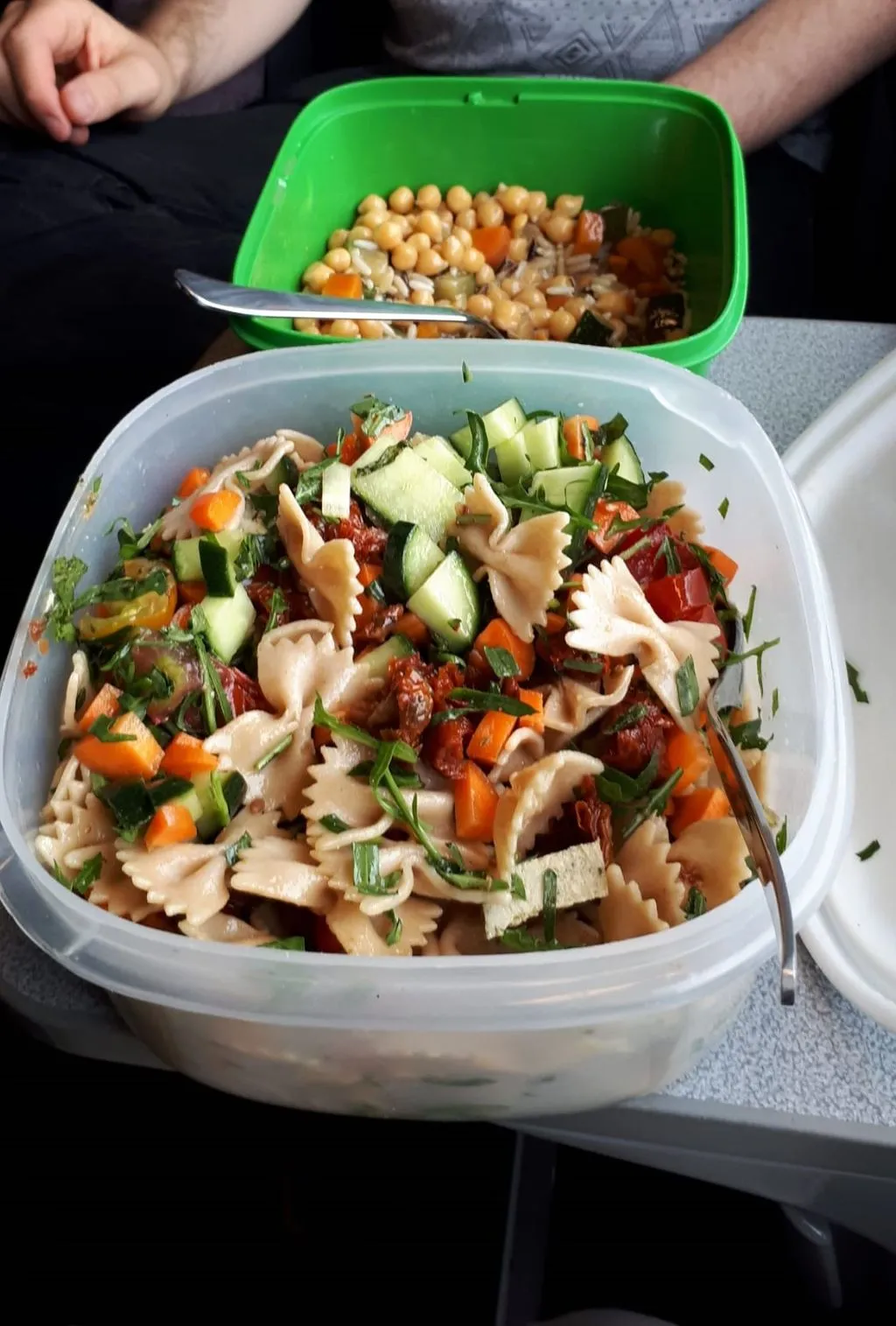 selbstgemachter Nudelsalat und Kichererbsensalat