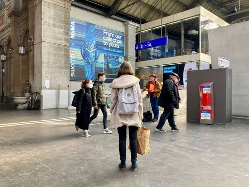 Stroyteller steht in der Bahnhofshalle Zürich und betrachtet ein riesiges Werbeplakat.