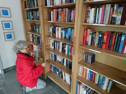 Storyteller vor Bücherwand