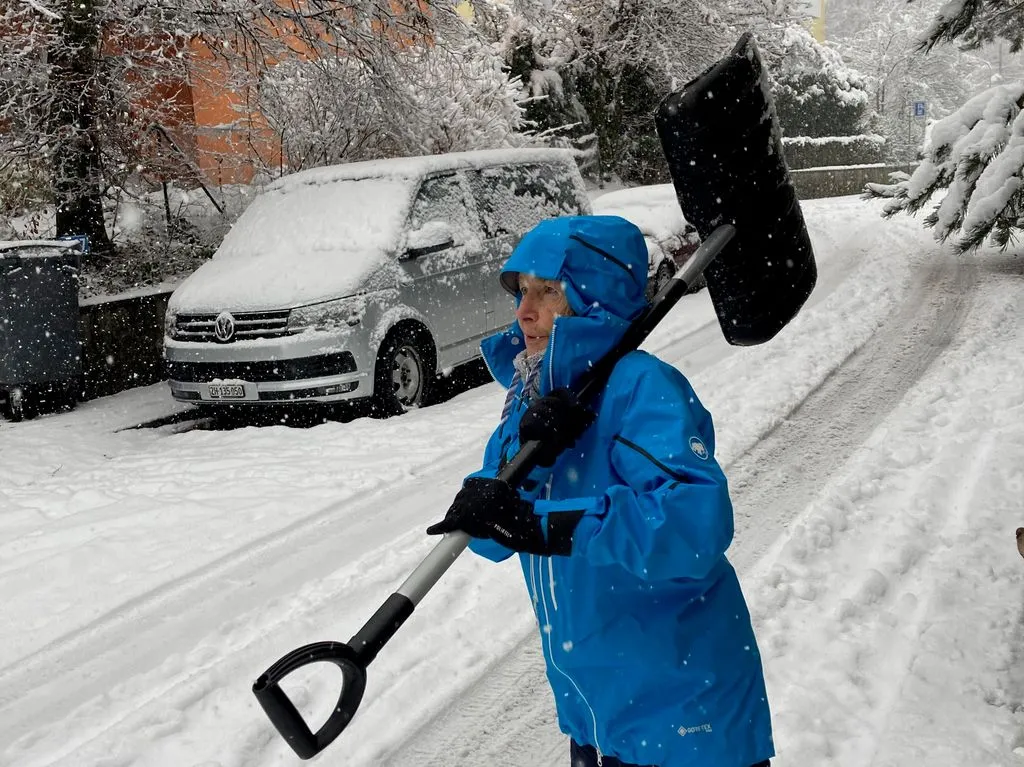 Storyteller im tiefen Winter mit Schneeschaufel