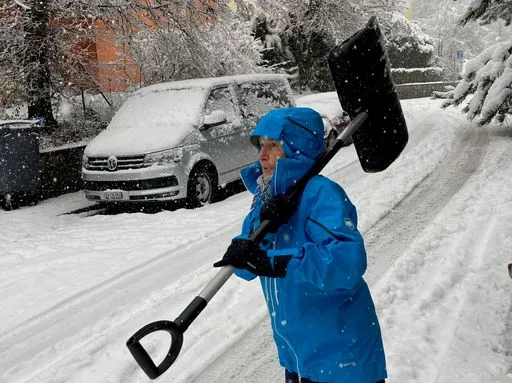 Storyteller im tiefen Winter mit Schneeschaufel