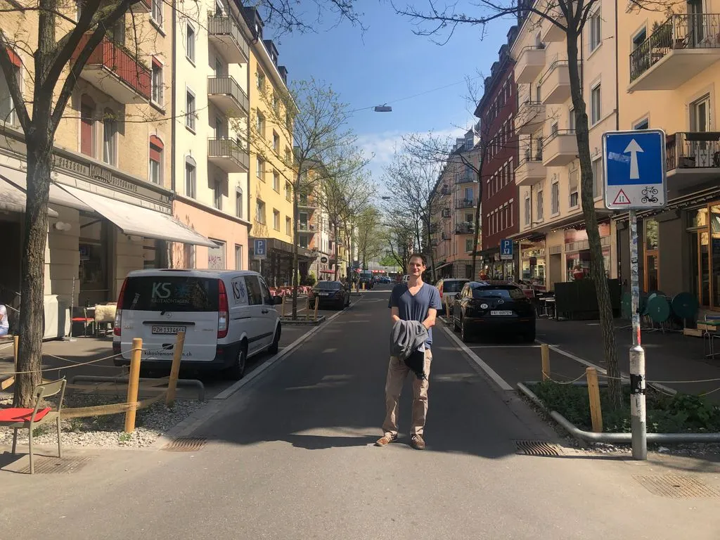 Stroyteller in Quartier mit vielen Baumrabatten