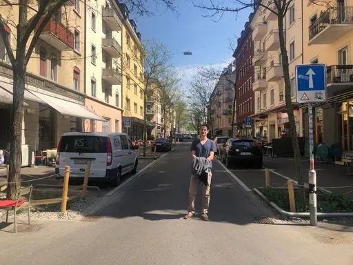 Stroyteller in Quartier mit vielen Baumrabatten