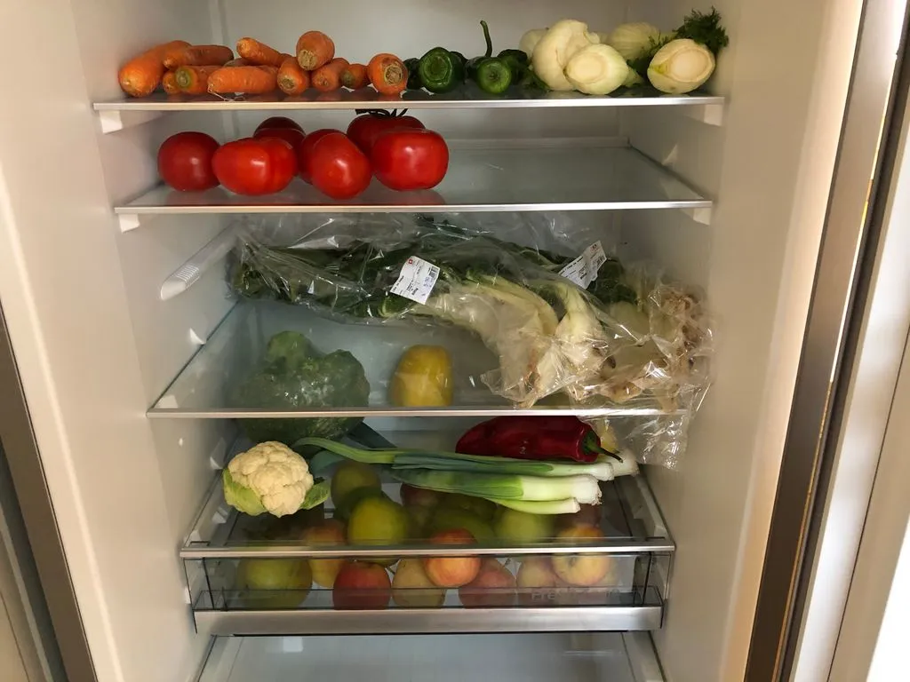 voller Kühlschrank mit verschiedenem Gemüse