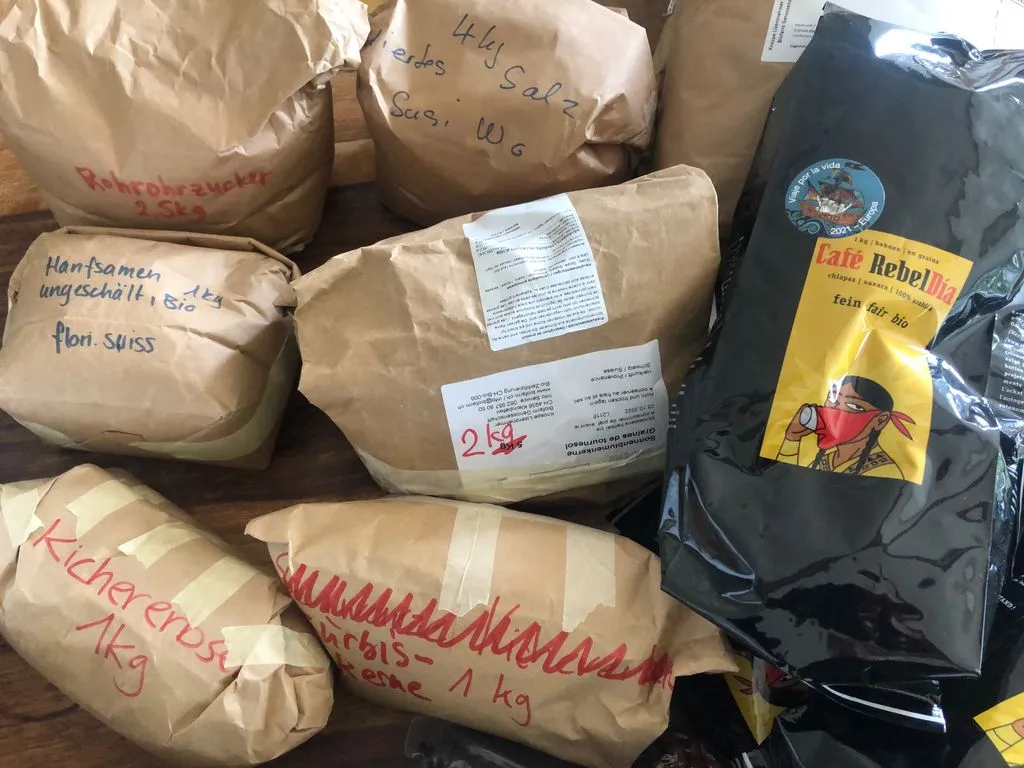 grosse Mengen an Lebensmitteln: 4 kg Salz, 1 kg Kürbiskerne, 1 kg Kichererbsen, etc. 