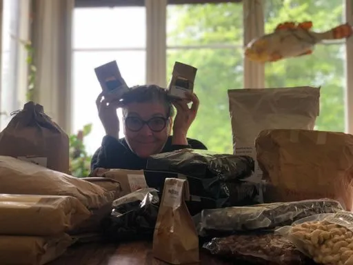 Storyteller vor einer Menge an verpackten Lebensmitteln