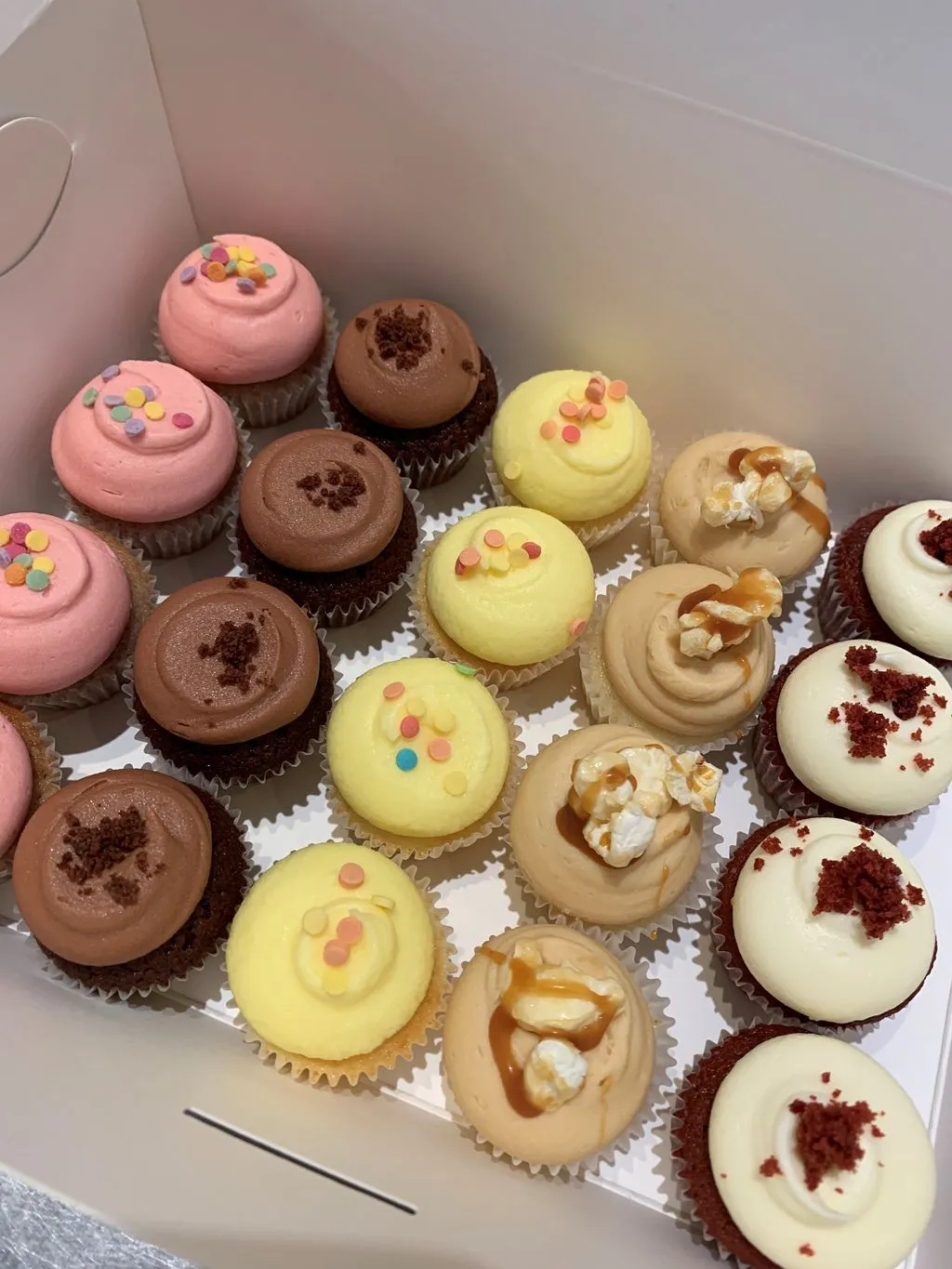 verschiedenfarbige, kunstvolle Cupcakes