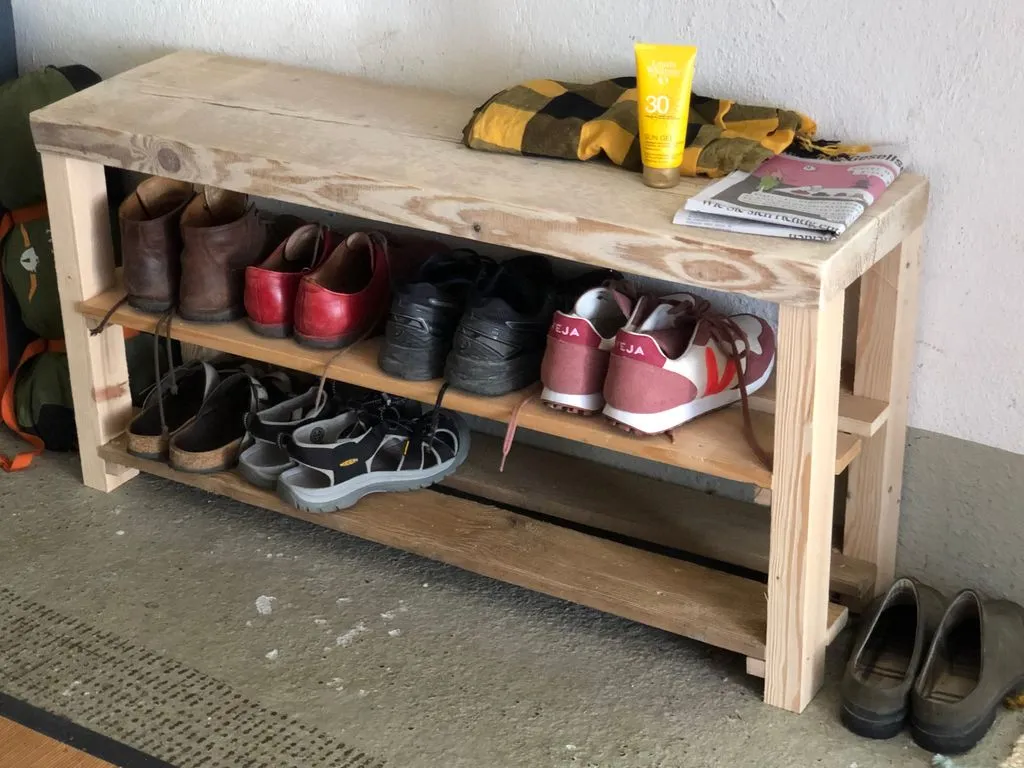 Selbstgemachtes Schuhregal aus Holz
