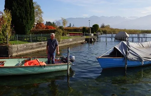 Boote in Ufernähe.