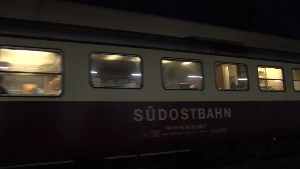 Licht fällt durch die Fenster der Südostbahn