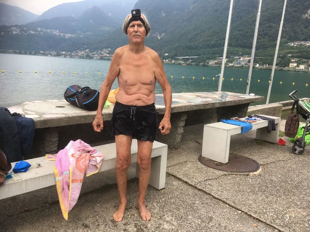 Storyteller in Badehosen mit Action-Kamera am See
