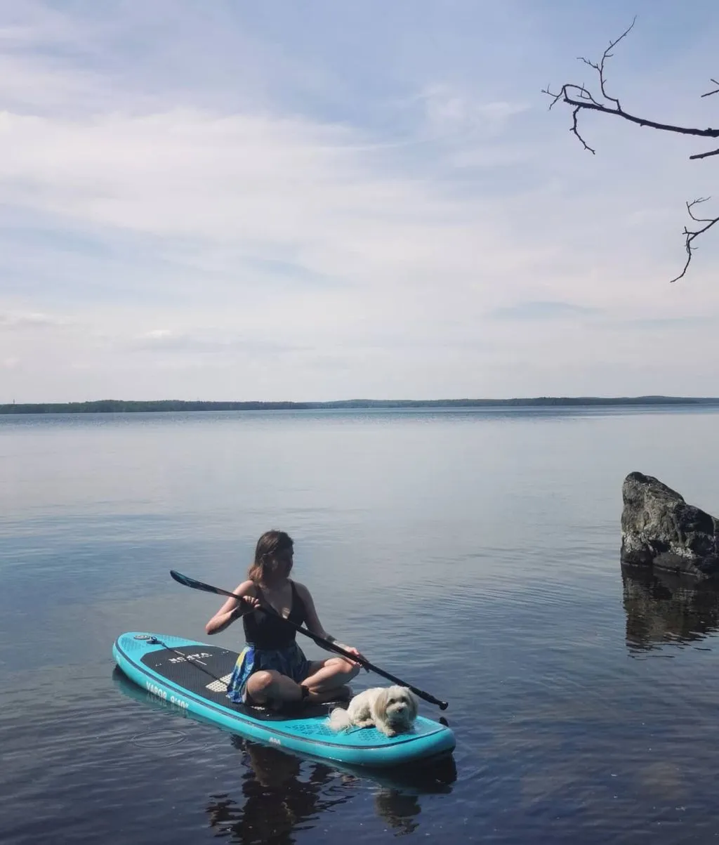 Storyteller mit Hund auf stand up paddle