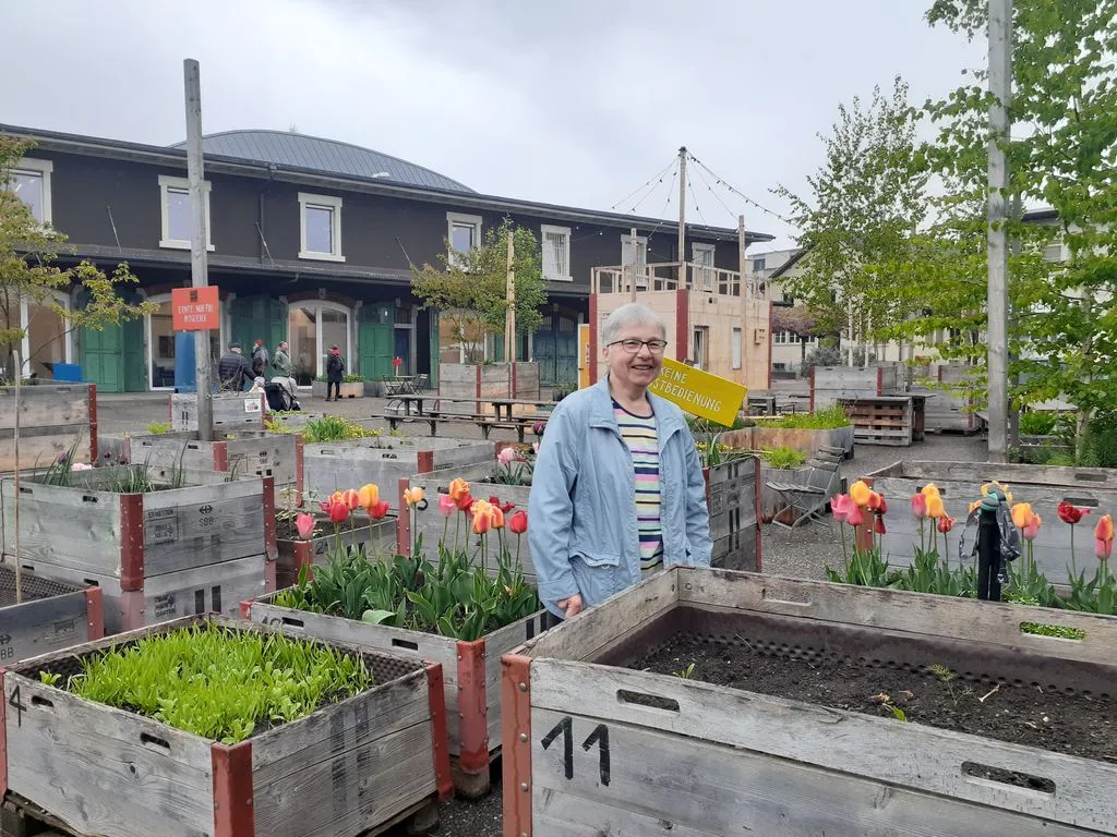 Storyteller vor Kisten mit Blumen und Gemüse