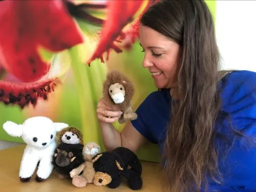Storyteller mit kleinen Plüschtieren. 
