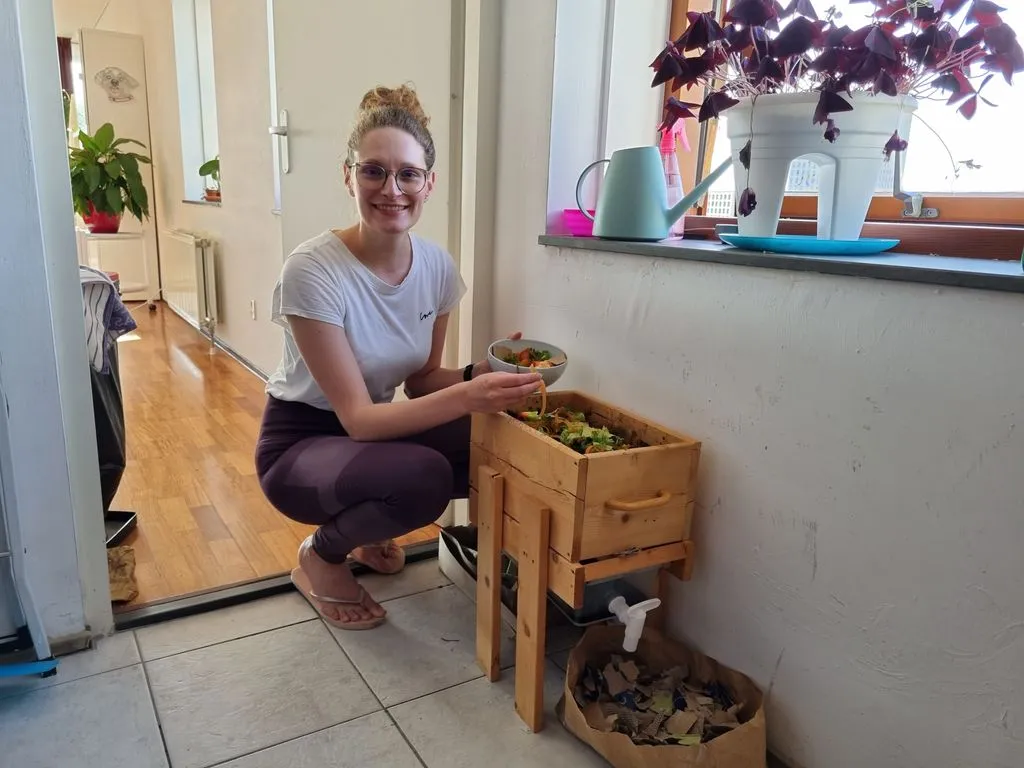 Storyteller füttert Wurmkompost
