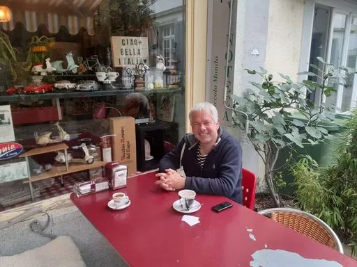 Storyteller an einem Tisch im Freien