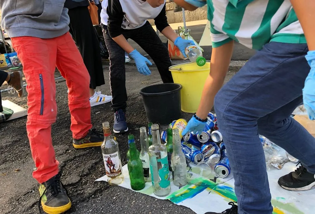 gesammelter Müll wird in Glas und Alu sortiert