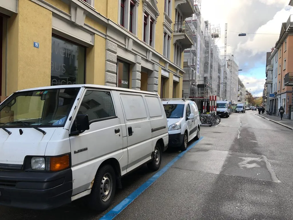 Parkplatz mit Autos als Kontrast