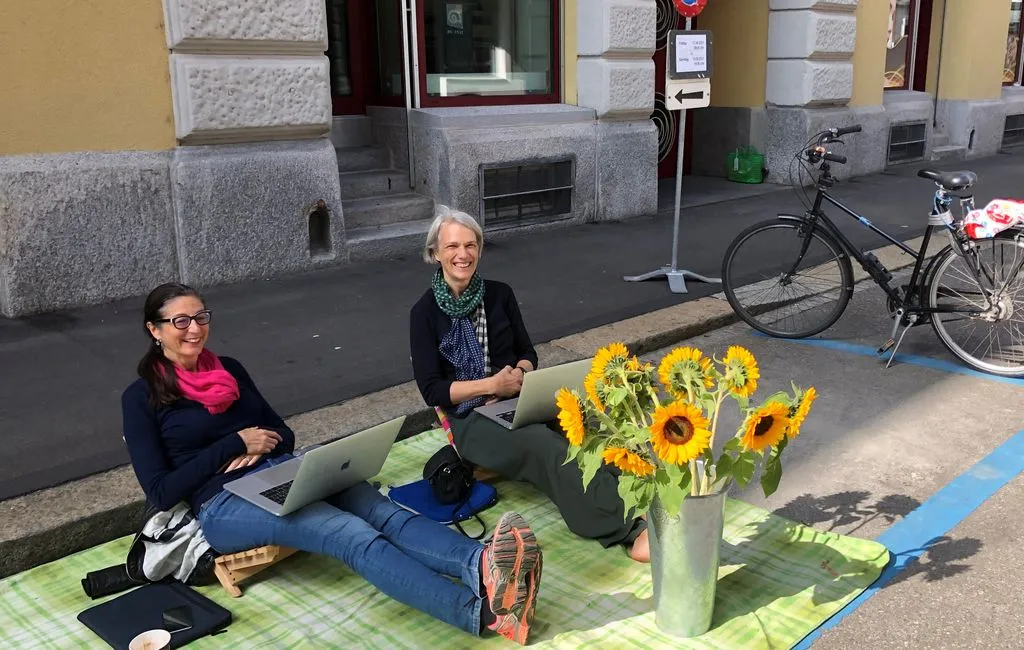 Storyteller an Laptop auf Parkplatz mit Sonnenblumen