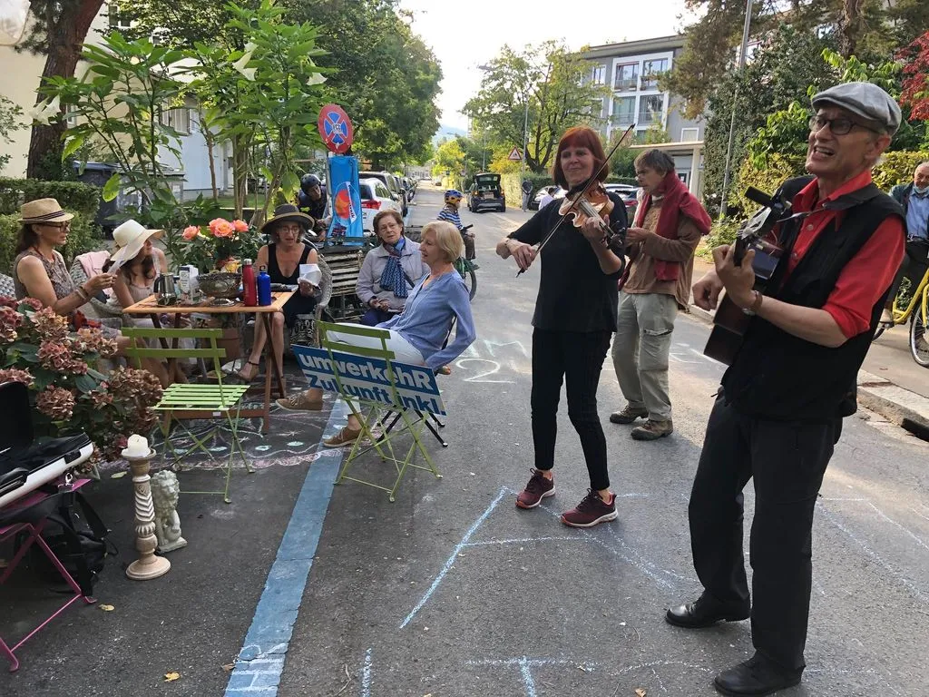 Personen an Kaffeetisch mit Livemusik