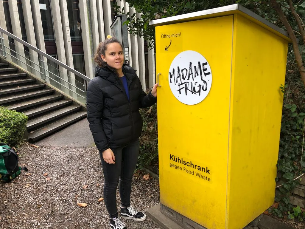 Portrait Storyteller vor öffentlichem Kühlschrank