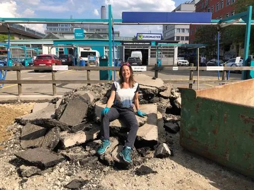 Portrait Storyteller auf Asphalt-Haufen