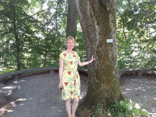 Portrait Stroyteller vor grossem Baum