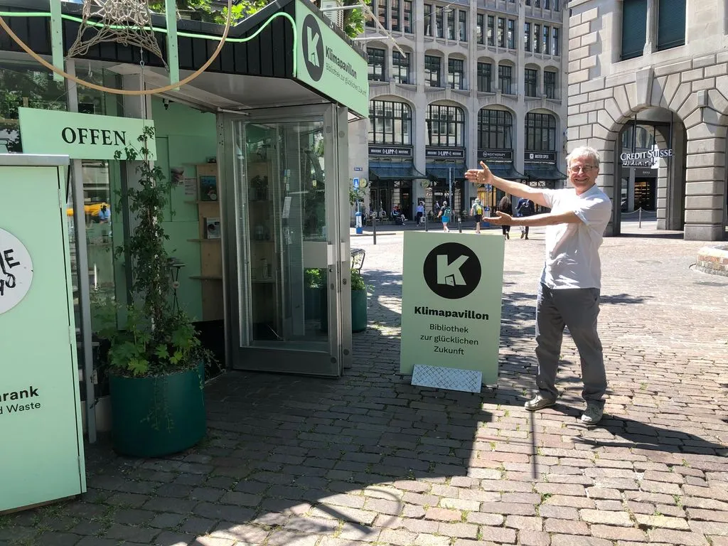 Storyteller vor dem Klimapavillon.