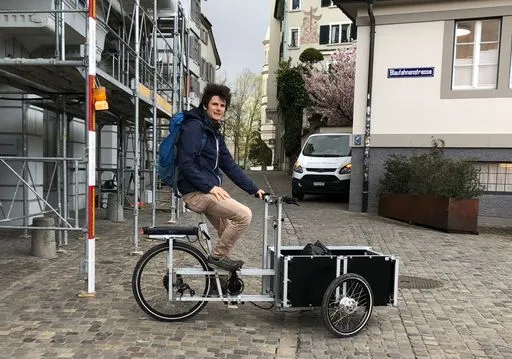 Person auf Lastenrad