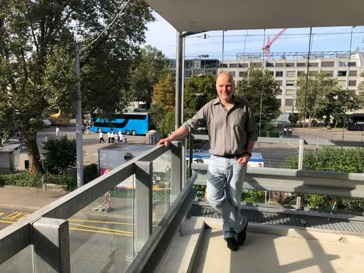 Person auf Balkon in der Stadt.
