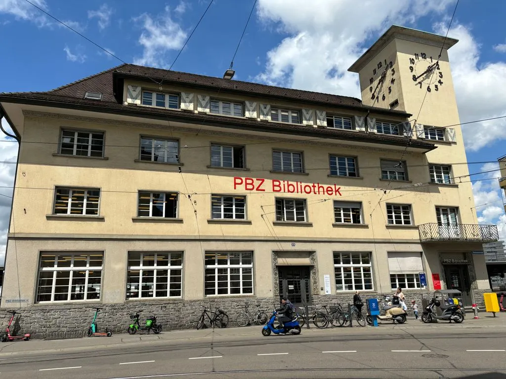 Ein Bibliotheksgebäude mit Beschriftung "Pestalozzi".