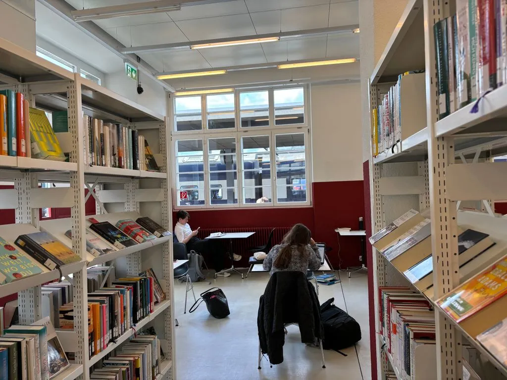 Bücherregale und Schreibtische in der Bibliothek.