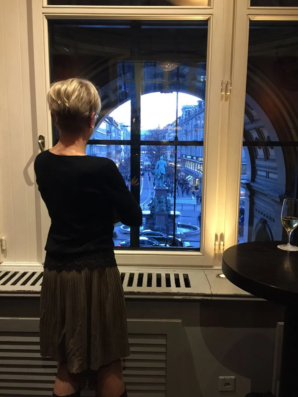 Storyteller schaut aus dem Fenster.