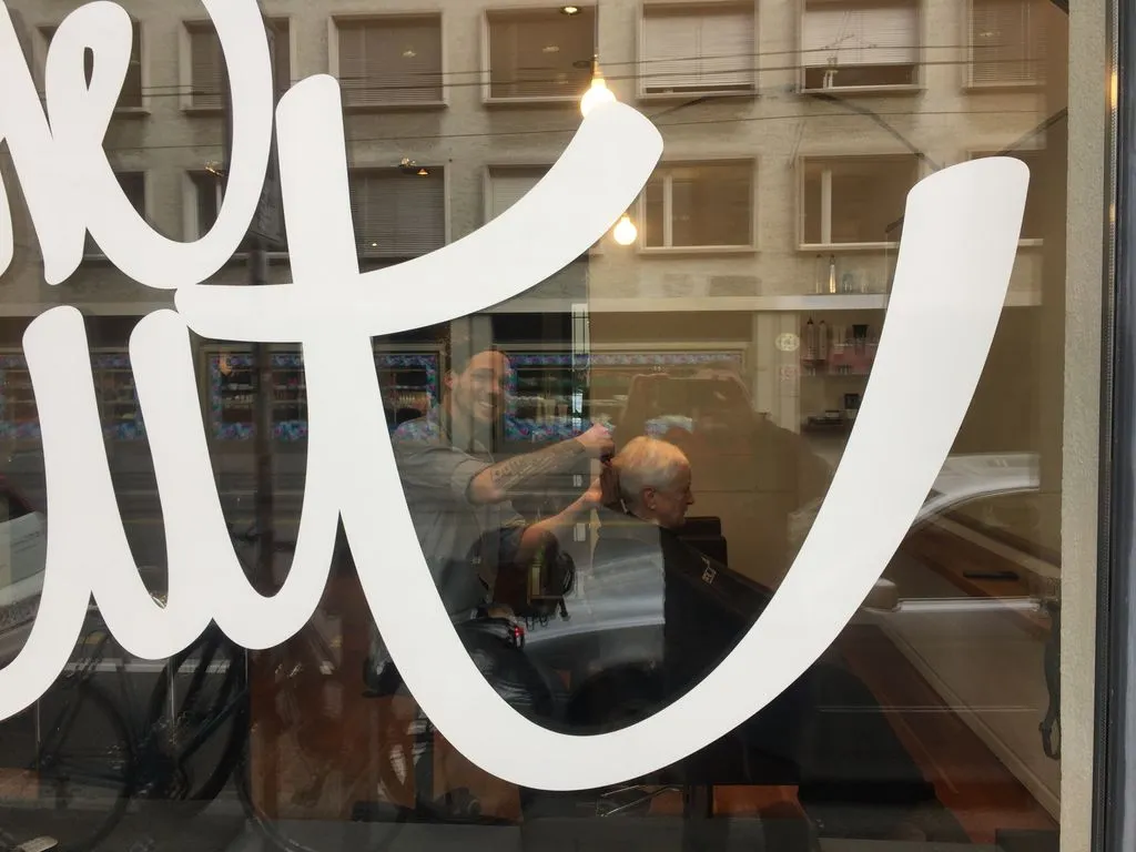 Haare schneiden im hair salon