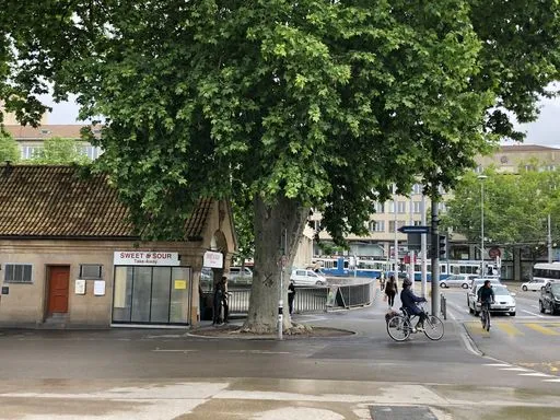 Eine Person auf einem Fahrrad in der Nähe des Hauptbahnhofs Zürich.