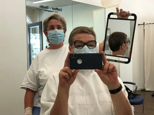 Ein Selfie mit Maske im Coiffeursalon. 