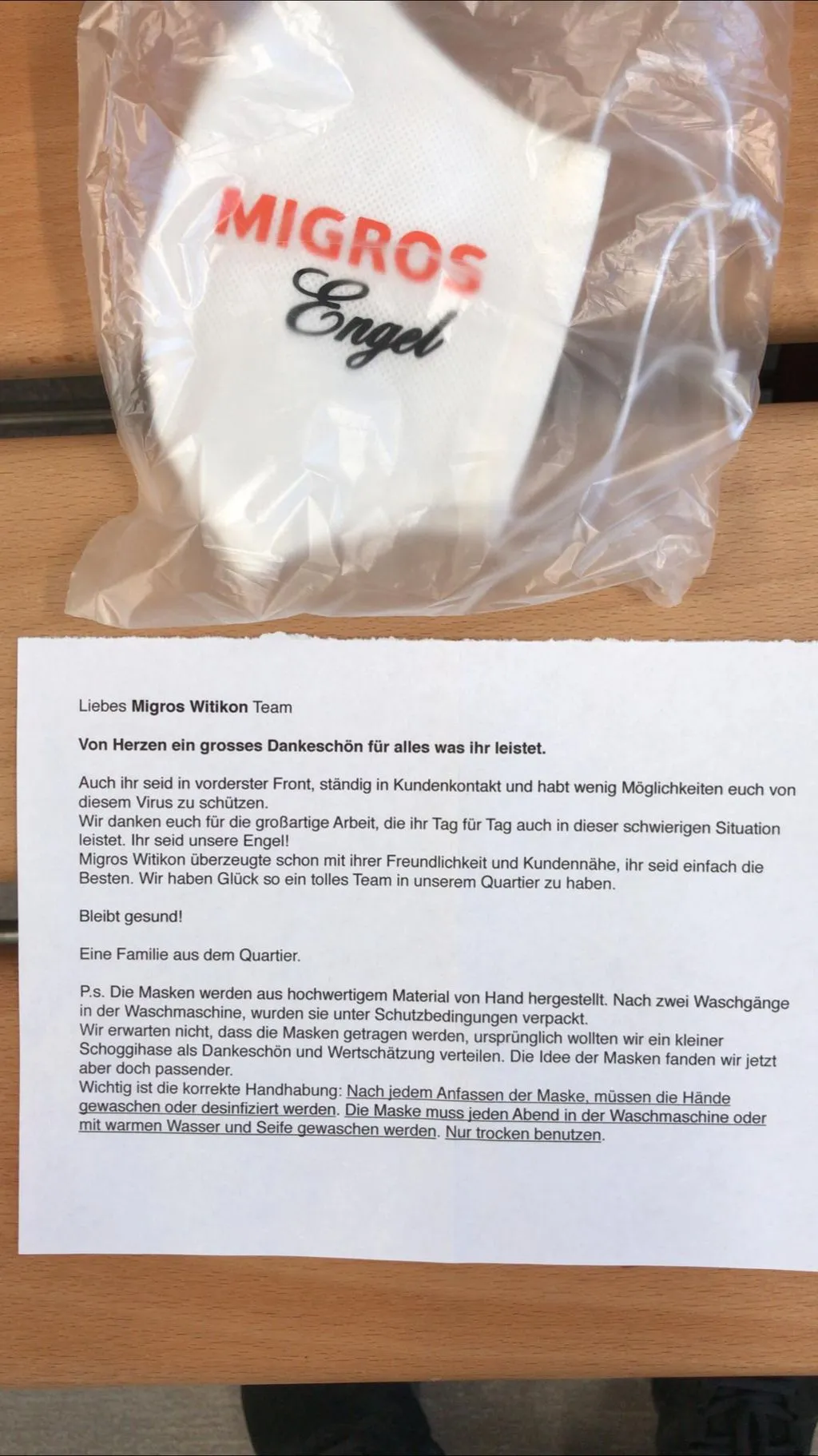 Ein Brief und eine Maske mit der Aufschrift Engel.