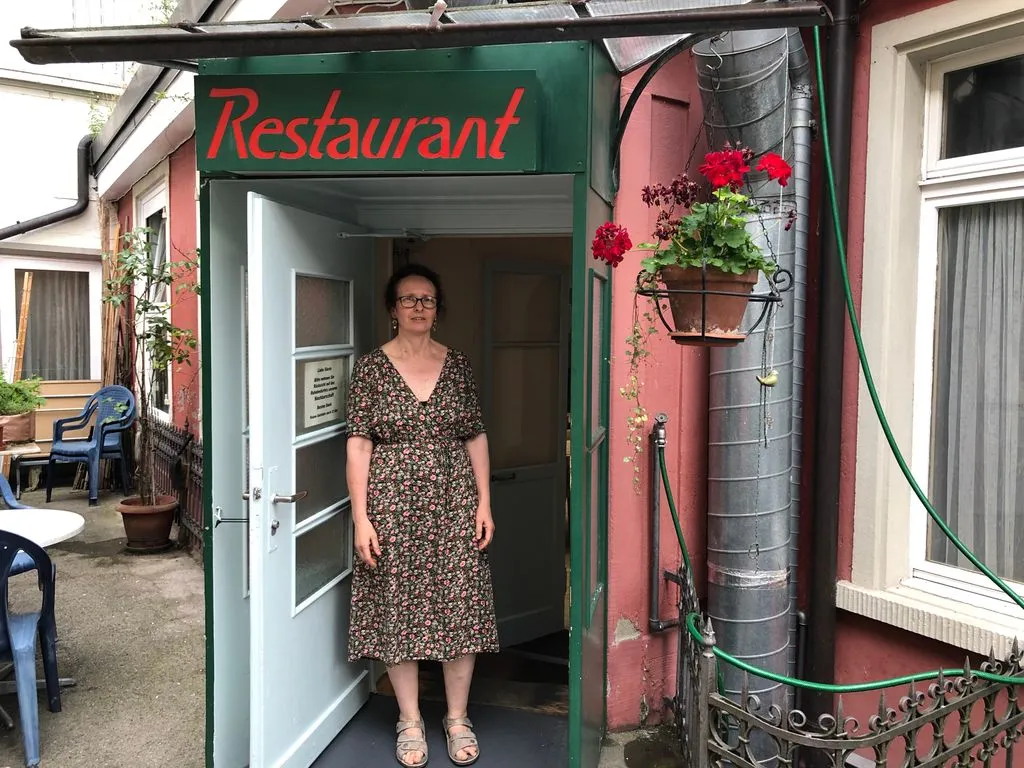 Storyteller steht im Eingang des Restaurants.