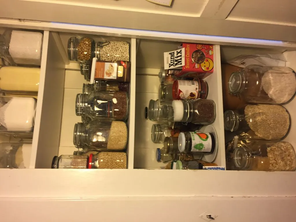 Ein Vorratsschrank mit Gläsern voller Lebensmittel.