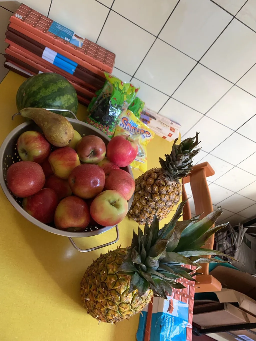 Tisch mit Früchten und anderen Lebensmitteln